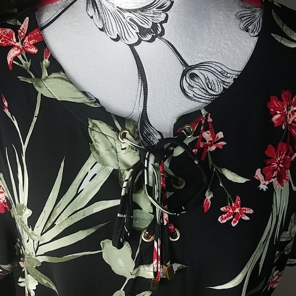 Liz Claiborne, black and red floral top. Great with slacks or skirt, Size 1X - Picture 5 of 6